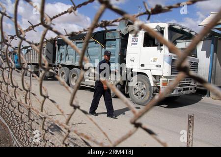 Bildnummer: 60511712  Datum: 22.09.2013  Copyright: imago/Xinhua (130922) -- GAZA, Sept. 22, 2013 (Xinhua) -- A truck carrying building materials crosses the Kerem Shalom crossing from Israel to Gaza in Rafah, southern Gaza Strip, on Sept. 22, 2013. Palestinian officials announced on Sept. 17 that Israel agreed to allow construction materials into the Gaza Strip, which was the first time in six years. The 50 truckloads of building materials would enter into Gaza on Sept. 22 via Kerem Shalom, the only commercial crossing point Israel kept operating since its closure on the coastal enclave in 20 Stock Photo