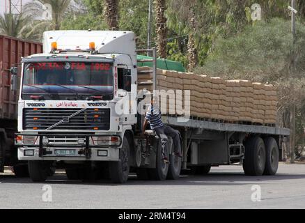 Bildnummer: 60511823  Datum: 22.09.2013  Copyright: imago/Xinhua (130922) -- GAZA, Sept. 22, 2013 (Xinhua) -- A truck carrying building materials crosses the Kerem Shalom crossing from Israel to Gaza in Rafah, southern Gaza Strip, on Sept. 22, 2013. Palestinian officials announced on Sept. 17 that Israel agreed to allow construction materials into the Gaza Strip, which was the first time in six years. The 50 truckloads of building materials would enter into Gaza on Sept. 22 via Kerem Shalom, the only commercial crossing point Israel kept operating since its closure on the coastal enclave, said Stock Photo