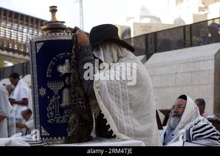 Bildnummer: 60513840  Datum: 22.09.2013  Copyright: imago/Xinhua (130922) -- JERUSALEM, Sept. 22, 2013 (Xinhua) -- Covered in prayer shawls, a Jewish man prays during the holiday of Sukkot in front of the Western Wall in Jerusalem s Old City, on Sept. 22, 2013. Thousands of Jewish pilgrims gathered here on Sunday for the Blessing of the Priests, Birkat Kohanim. The Sukkot , Feast of Tabernacles starting from sundown of Wednesday, is a biblical weeklong holiday that recollects the 40 years of travel in the desert after the Exodus from slavery in Egypt. (Xinhua/Muammar Awad) MIDEAST-JERUSALEM-RE Stock Photo