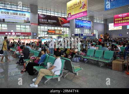 Bildnummer: 60516827  Datum: 23.09.2013  Copyright: imago/Xinhua (130923) -- CHENZHOU, Sept. 23, 2013 (Xinhua) -- Passengers wait at the Chenzhou West Railway Station in Chenzhou City, central China s Hunan Province, Sept. 23, 2013. Affected by Typhoon Usagi, several trains on the Wuhan-Guangzhou high-speed railway were delayed or canceled. (Xinhua/Zhao Zhongzhi) (mt) CHINA-HIGH-SPEED TRAIN-TYPHOON USAGI (CN) PUBLICATIONxNOTxINxCHN Gesellschaft Bahn Verkehr xjh x0x 2013 quer      60516827 Date 23 09 2013 Copyright Imago XINHUA  Chen Zhou Sept 23 2013 XINHUA Passengers Wait AT The Chen Zhou WES Stock Photo