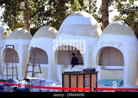 Bildnummer: 60524361  Datum: 25.09.2013  Copyright: imago/Xinhua (130925) -- BEIJING, Sept. 25, 2013 (Xinhua) -- A builder works at an egg-shaped house which will serve as souvenir shop during the display of a giant rubber duck at the Summer Palace in Beijing, capital of China, Sept. 25, 2013. The 18-meter-tall inflatable duck just concluded its trip at the International Garden Expo Park on Sept. 23, and will meet the public at the Summer Palace, a famous Beijing tourist spot, from Sept. 26 to Oct. 26. (Xinhua/Li Xin) (ry) CHINA-BEIJING-GIANT RUBBER DUCK (CN) PUBLICATIONxNOTxINxCHN Kultur Kuns Stock Photo