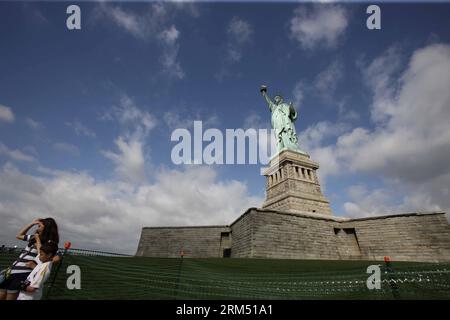 Bildnummer: 60548074  Datum: 04.07.2013  Copyright: imago/Xinhua NEW YORK, 2013 - File photo taken on July 4, 2013 shows visitors pose for photos in front of the Statue of Liberty on the Liberty Island in New York, the United States, as it reopened to the public. U.S. President BarackxObama said on Monday that a government shutdown would have very real economic impact on the Americans. One of the results would be the closing of all national parks. (Xinhua/Cheng Li) (dzl) US-NATIONAL PARKS-CLOSE PUBLICATIONxNOTxINxCHN Reisen USA xdp x1x 2013 quer     60548074 Date 04 07 2013 Copyright Imago XIN Stock Photo