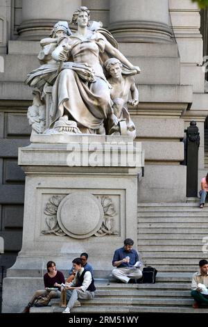 Bildnummer: 60551055  Datum: 01.10.2013  Copyright: imago/Xinhua (131001) -- NEW YORK, Oct. 1, 2013 (Xinhua) -- Visitors sit on the stairs outside the closed National Museum of American Indian in lower Manhattan, New York City, on Oct. 1, 2013. The U.S. government has begun a partial shutdown after the Republican-led House of Representatives refused to approve a budget for next year. (Xinhua/Wang Lei) US-NEW YORK-GOVERNMENT-SHUTDOWN-NATIONAL MUSEUM OF AMERICAN INDIAN-CLOSE PUBLICATIONxNOTxINxCHN Politik Symbolfoto USA shut down Shutdown xdp x0x 2013 hoch      60551055 Date 01 10 2013 Copyright Stock Photo