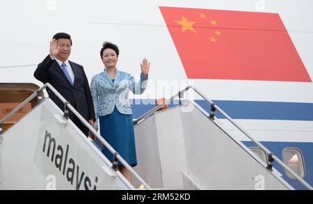 Bildnummer: 60556891  Datum: 03.10.2013  Copyright: imago/Xinhua (131003) -- KUALA LUMPUR, Oct. 3, 2013 (Xinhua) -- Chinese President Xi Jinping and his wife Peng Liyuan wave upon their arrival in Kuala Lumpur, capital of Malaysia, Oct. 3, 2013. Xi started a state visit to Malaysia on Thursday. (Xinhua/Ma Zhancheng) (ry) MALAYSIA-KUALA LUMPUR-CHINA-XI JINPING-ARRIVAL PUBLICATIONxNOTxINxCHN People Politik xdp x1x 2013 quer premiumd o0 Familie, privat frau     60556891 Date 03 10 2013 Copyright Imago XINHUA  Kuala Lumpur OCT 3 2013 XINHUA Chinese President Xi Jinping and His wife Peng Liyuan Wav Stock Photo