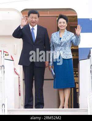 Bildnummer: 60556892  Datum: 03.10.2013  Copyright: imago/Xinhua (131003) -- KUALA LUMPUR, Oct. 3, 2013 (Xinhua) -- Chinese President Xi Jinping and his wife Peng Liyuan wave upon their arrival in Kuala Lumpur, capital of Malaysia, Oct. 3, 2013. Xi started a state visit to Malaysia on Thursday. (Xinhua/Xie Huanchi) (ry) MALAYSIA-KUALA LUMPUR-CHINA-XI JINPING-ARRIVAL PUBLICATIONxNOTxINxCHN People Politik xdp x1x 2013 hoch premiumd o0 Familie, privat frau     60556892 Date 03 10 2013 Copyright Imago XINHUA  Kuala Lumpur OCT 3 2013 XINHUA Chinese President Xi Jinping and His wife Peng Liyuan Wave Stock Photo