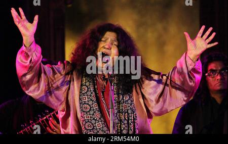 Abida Parveen Pakistani singer in India - VCA 76577 Stock Photo - Alamy