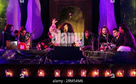 Abida Parveen Pakistani singer in India - VCA 76577 Stock Photo - Alamy