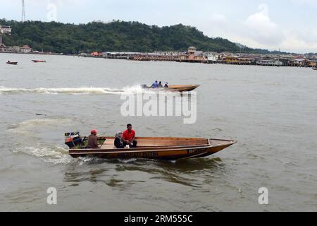 Bildnummer: 60576700  Datum: 07.10.2013  Copyright: imago/Xinhua Photo taken on Oct. 7, 2013 shows private water taxis on the Brunei River in Kampong Ayer, or the Water Village in Bandar Seri Begawan, in Brunei. All of the Water Village buildings are constructed on stilts above the Brunei River. Brunei is a sovereign state located on the north coast of the island of Borneo, in Southeast Asia. Apart from its coastline with the South China Sea, it is completely surrounded by the state of Sarawak, Malaysia; and it is separated into two parts by the Sarawak district Limbang. Brunei s population wa Stock Photo
