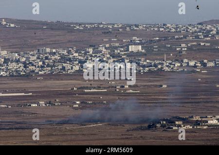 Bildnummer: 60581392  Datum: 09.10.2013  Copyright: imago/Xinhua (131009) -- GOLAN HEIGHTS, Oct. 9, 2013 (Xinhua) -- Smoke rises from a fire as a result of fighting in the Syrian village of Jubata El Khatab near the border with Israel, as seen from an observatory near the druse village of Buqata, on Oct. 9, 2013. Mortar shells that landed in an army post in the Golan Heights injured two Israeli soldiers on Wednesday, the military said. Two shells struck the border post, located in the northern Golan, lightly injuring the troops, it added. Israel fired into Syria on Wednesday after mortars woun Stock Photo