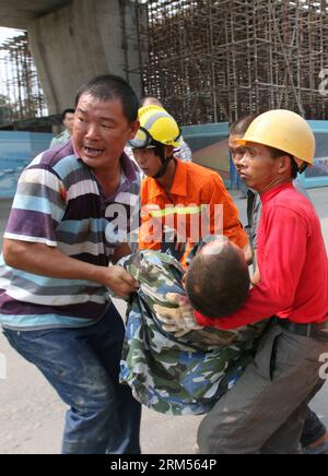 Bildnummer: 60582502  Datum: 10.10.2013  Copyright: imago/Xinhua (131010) -- XIAMEN, Oct. 10, 2013 (Xinhua) -- Rescuers transfer an injured worker at the collapse site of a viaduct in Xiamen City, southeast China s Fujian Province on Oct.10 2013. Four workers were injured when the viaduct under construction collapsed at around 10:30 a.m. Thursday.(Xinhua/Zeng Demeng)(wr) CHINA-XIAMEN-VIADUCT-COLLAPSE (CN) PUBLICATIONxNOTxINxCHN Bau Baustelle Unglück Zusammenbruch xas x0x 2013 hoch      60582502 Date 10 10 2013 Copyright Imago XINHUA  Xiamen OCT 10 2013 XINHUA Rescue Transfer to Injured Worker Stock Photo