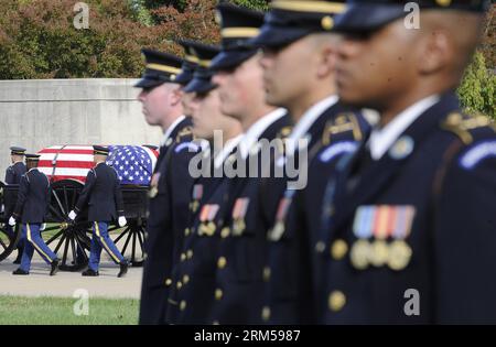 Bildnummer: 60602654  Datum: 15.10.2013  Copyright: imago/Xinhua (131015) -- WASHINGTON D.C., Oct. 15, 2013 (Xinhua) -- Honor guards escort the coffin of U.S. Army Staff Sergeant Thomas A. Baysore, Jr. during a funeral at Section 60 in Arlington National Cemetery outside Washington D.C., capital of the United States, Oct. 15, 2013. Baysore, 32, in his third deployment to Afghanistan, was killed Sept. 26 as an enemy combatant wearing an Afghan national army uniform opened fire on a group of soldiers, in Paktya Province, Afghanistan. (Xinhua/Zhang Jun) US-WASHINGTON-SOLDIER-FUNERAL PUBLICATIONxN Stock Photo