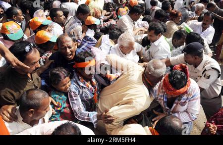 Bildnummer: 60647058  Datum: 27.10.2013  Copyright: imago/Xinhua push each other in panic after a small intensity bomb blast near a rally of the Bharatiya Janata Party (BJP) at Gandhi Maidan in Patna, India, Oct. 27, 2013. Indian police have finger pointed a home grown terror group, the Indian Mujahideen (IM), as the mastermind of the serial blasts which hit Sunday the eastern Indian city Patner, state capital of Bihar, and killed six and injuring over 80 others, said local TV reports on Monday. (Xinhua/Stringer) INDIA-PATNA-BJP-BLAST PUBLICATIONxNOTxINxCHN Gesellschaft Anschlag Bombe Terror T Stock Photo