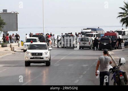 Bildnummer: 60656836  Datum: 30.10.2013  Copyright: imago/Xinhua (131030) -- SOUSSE, Oct. 30, 2013 (Xinhua) -- Security members and counter-terrorist stuff cordon off the blast site in Sousse, Tunis, Oct. 30, 2013. A suicide bomber blew himself up on Wednesday on a beach in Tunisia s resort town of Sousse while security forces foiled another planned attack nearby, the interior ministry said. (Xinhua) TUNIS-SOUSSE-BOMB ATTACK PUBLICATIONxNOTxINxCHN Gesellschaft Anschlag premiumd x0x xsk 2013 quer      60656836 Date 30 10 2013 Copyright Imago XINHUA  Sousse OCT 30 2013 XINHUA Security Members an Stock Photo