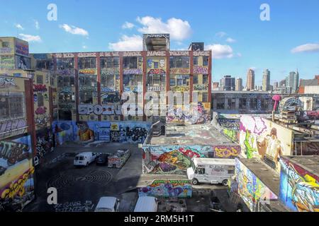 Bildnummer: 60659182  Datum: 25.10.2013  Copyright: imago/Xinhua NEW YORK, Oct. 2013 - Photo taken on Oct. 25, 2013 shows the 5 Pointz Building with outdoor graffiti art exhibition in Queens borough of New York, the United States. The 5 Pointz Aerosol Art Center is an American outdoor art exhibit space in New York, considered to be the world s premiere graffiti mecca , where aerosol artists from around the world paint colorful pieces on the wall of a 200,000-square-foot factory building. The artists that have been using 5 Pointz to paint for the past two decades are currently in a battle with Stock Photo