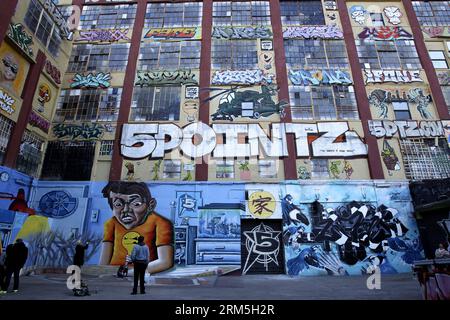 Bildnummer: 60659178  Datum: 27.10.2013  Copyright: imago/Xinhua NEW YORK, Oct. 2013 - watch graffiti works at 5 pointz in Queens borough of New York, the United States, Oct. 27, 2013. The 5 Pointz Aerosol Art Center is an American outdoor art exhibit space in New York, considered to be the world s premiere graffiti mecca , where aerosol artists from around the world paint colorful pieces on the wall of a 200,000-square-foot factory building. The artists that have been using 5 Pointz to paint for the past two decades are currently in a battle with the building s owners, who want to tear the bu Stock Photo