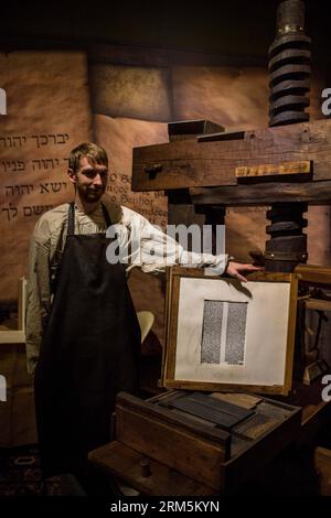 Bildnummer: 60683607  Datum: 05.11.2013  Copyright: imago/Xinhua JERUSALEM, Nov., 2013 - A staff member presents a printed Chapter 20 of first Samuel by a printing press during the exhibition the Book of Books at Bible Lands Museum Jerusalem in Jerusalem, on Nov. 5, 2013. The Bible Lands Museum Jerusalem in conjunction with Verbum Domini presents the exhibition the Book of Books on the Bible, the first of its kind in Israel, from October 2013 to February 2014. The exhibition is divided in four chronological sections with more than 200 books, going from the Dead Sea scrolls to Egypt, the Middle Stock Photo