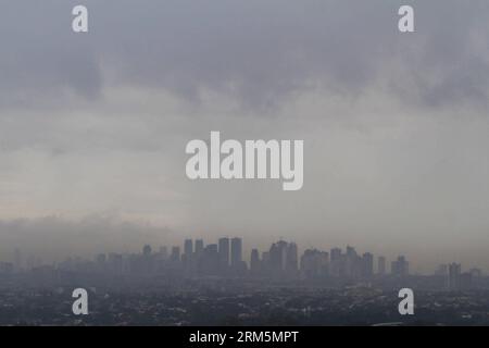 Bildnummer: 60689198  Datum: 08.11.2013  Copyright: imago/Xinhua (131108) -- RIZAL PROVINCE, Nov. 8, 2013 (Xinhua) -- Dark clouds brought by super typhoon Haiyan loom over the skyscrapers of Metro Manila, the Philippines, Nov. 8, 2013. One person was already confirmed dead in southern Philippines as super typhoon Haiyan (local codename: Yolanda) further barreled through eastern and central Philippines on Friday, local authorities said. (Xinhua/Rouelle Umali) PHILIPPINES-QUEZON CITY-SUPER TYPHOON HAIYAN PUBLICATIONxNOTxINxCHN Gesellschaft Sturm Wetter Skyline Stadtbild Stadt premiumd x0x xac 20 Stock Photo