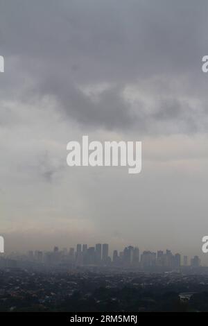 Bildnummer: 60689197  Datum: 08.11.2013  Copyright: imago/Xinhua (131108) -- RIZAL PROVINCE, Nov. 8, 2013 (Xinhua) -- Dark clouds brought by super typhoon Haiyan loom over the skyscrapers of Metro Manila, the Philippines, Nov. 8, 2013. One person was already confirmed dead in southern Philippines as super typhoon Haiyan (local codename: Yolanda) further barreled through eastern and central Philippines on Friday, local authorities said. (Xinhua/Rouelle Umali) PHILIPPINES-QUEZON CITY-SUPER TYPHOON HAIYAN PUBLICATIONxNOTxINxCHN Gesellschaft Sturm Wetter Skyline Stadtbild Stadt premiumd x0x xac 20 Stock Photo