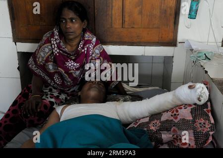 Bildnummer: 60696839  Datum: 10.11.2013  Copyright: imago/Xinhua (131110) -- DHAKA, Nov. 10, 2013 (Xinhua) -- A man wounded in a bomb blast receives medical treatment in hospital in Dhaka, Bangladesh, Nov. 10, 2013. An auto-rickshaw passenger was dead and dozens of others including cops injured Sunday in stray incidents of violence during the first day of a nationwide 84-hour non-stop general strike enforced by Bangladesh s main opposition alliance. (Xinhua/Shariful Islam) (jl) BANGLADESH-DHAKA-STRIKE-PROTEST PUBLICATIONxNOTxINxCHN Gesellschaft Terror Terroranschlag Bombenanschlag Opfer x0x xg Stock Photo