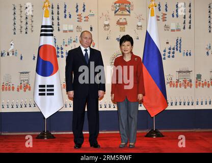 Bildnummer: 60710855  Datum: 13.11.2013  Copyright: imago/Xinhua (131113) -- SEOUL, Nov. 13, 2013 (Xinhua) -- South Korean President Park Geun-Hye (R) and her Russian counterpart Vladimir Putin pose for a photo at the presidential Blue House in Seoul, South Korea, on Nov. 13, 2013. Putin arrived in Seoul earlier Wednesday to hold his second summit with Park. The two leaders met on the sidelines of the Group of 20 summit in September in Russia s second-largest city of Saint Petersburg. (Xinhua/Pool/Jung Yeon-je) SOUTH KOREA-SEOUL-RUSSIA-DIPLOMACY PUBLICATIONxNOTxINxCHN people xas x0x 2013 quer Stock Photo