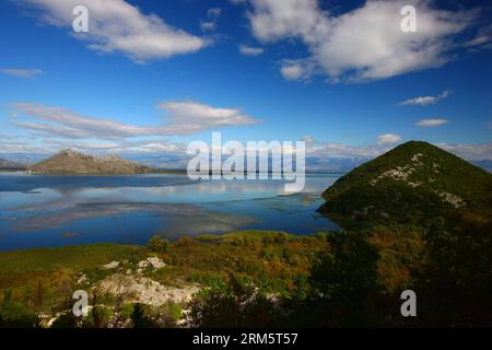 Bildnummer: 60712991  Datum: 17.10.2013  Copyright: imago/Xinhua BRUSSELS (Xinhua) -- Photo taken on Oct. 17, 2013 shows a view of the Scutari Lake in Montenegro. The Scutari Lake, also called Lake Skadar, lies on the Montenegro-Albania border. It is the largest lake in the Balkan Peninsula. It is named after the city of Shkodra in northern Albania. (Xinhua/Gong Bing) MONTENEGRO-SCUTARI LAKE-VIEW PUBLICATIONxNOTxINxCHN Reisen x0x xsk 2013 quer     60712991 Date 17 10 2013 Copyright Imago XINHUA Brussels XINHUA Photo Taken ON OCT 17 2013 Shows a View of The Scutari Lake in Montenegro The Scutar Stock Photo