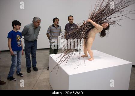 Bildnummer: 60723697  Datum: 16.11.2013  Copyright: imago/Xinhua Visitors view sculpture Woman with Sticks in the exhibition of works by Australian sculptor Ron Mueck, at the Proa Foundation in Buenos Aires, capital of Argentina, Nov. 16, 2013. (Xinhua/Martin Zabala) (rt) ARGENTINA-BUENOS AIRES-CULTURE-EXPOSITION PUBLICATIONxNOTxINxCHN Kultur Kunst Kunstausstellung Ausstellung xdp x0x 2013 quer premiumd     60723697 Date 16 11 2013 Copyright Imago XINHUA Visitors View Sculpture Woman With Sticks in The Exhibition of Works by Australian sculptor Ron Mueck AT The ProA Foundation in Buenos Aires Stock Photo