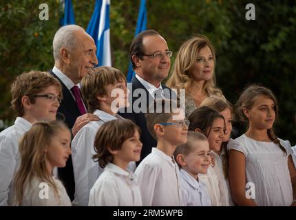 Bildnummer: 60725095  Datum: 17.11.2013  Copyright: imago/Xinhua (131117) -- JERUSALEM, Nov. 17, 2013 (Xinhua) -- Visiting French President Francois Hollande (C, Rear), his companion Valerie Trierweiler and Israeli President Shimon Peres pose with children during an official state welcome ceremony at the President s residence in Jerusalem, on Nov. 17, 2013. Israeli President Shimon Peres met with visiting French President Francois Hollande here on Sunday. (Xinhua/Li Rui) MIDEAST-JERUSALEM-ISRAEL-SHIMON PERES-FRANCE-FRANCOIS HOLLANDE-MEETING PUBLICATIONxNOTxINxCHN People Politik x0x xkg 2013 qu Stock Photo