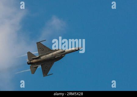 Bildnummer: 60728688  Datum: 18.11.2013  Copyright: imago/Xinhua (131118) -- DUBAI, Nov. 18, 2013 (Xinhua) -- A JF-17 fighter flies at an aerobatics show during the Dubai Airshow in Dubai, United Arab Emirates, Nov. 18, 2013. The JF-17 Thunder aircraft, jointly co-developed by Pakistan Air Force (PAF) and China Aero-Technology Import Export Corporation (Catic) took part in the 13th Dubai Airshow with both static and aerial display. (Xinhua/Cui Xinyu) UAE-DUBAI-AIRSHOW PUBLICATIONxNOTxINxCHN Wirtschaft Flugshow Luftfahrtmesse xas x0x 2013 quer      60728688 Date 18 11 2013 Copyright Imago XINHU Stock Photo