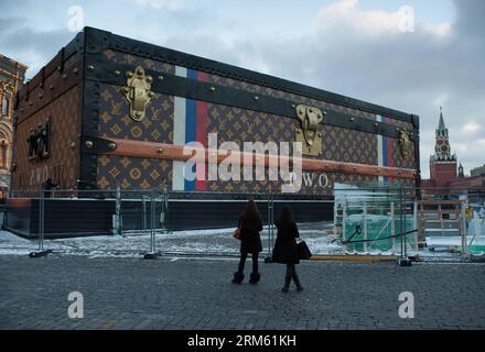 Bildnummer: 60764321  Datum: 27.11.2013  Copyright: imago/Xinhua     (131127) -- MOSCOW, Nov. 27, 2013 (Xinhua) -- An exhibition hall of Louis Vuitton looking like a giant suitcase is displayed in Red Square in Moscow, Russia, Nov. 27, 2013, as part of celebration of 120th anniversary of GUM. The hall arouses a lot controversy and the department store of GUM, under whose auspices the case was installed, said on Wednesday that it would be removed.(Xinhua/Dai Tianfang) RUSSIA-MOSCOW-LOUIS VUITTON-EXHIBITION HALL PUBLICATIONxNOTxINxCHN Wirtschaft xas x2x 2013 quer Aufmacher premiumd kurios o0 Kof Stock Photo