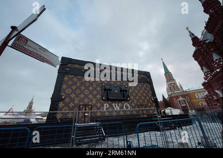 Bildnummer: 60764324  Datum: 27.11.2013  Copyright: imago/Xinhua     (131127) -- MOSCOW, Nov. 27, 2013 (Xinhua) -- An exhibition hall of Louis Vuitton looking like a giant suitcase is displayed in Red Square in Moscow, Russia, Nov. 27, 2013, as part of celebration of 120th anniversary of GUM. The hall arouses a lot controversy and the department store of GUM, under whose auspices the case was installed, said on Wednesday that it would be removed.(Xinhua/Dai Tianfang) RUSSIA-MOSCOW-LOUIS VUITTON-EXHIBITION HALL PUBLICATIONxNOTxINxCHN Wirtschaft xas x2x 2013 quer premiumd o0 Koffer riesig groß ü Stock Photo