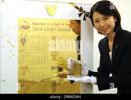 Bildnummer: 60787013  Datum: 03.12.2013  Copyright: imago/Xinhua     (131203) -- TOKYO, Dec. 3, 2013 (Xinhua) -- A Japan s jewelry shop Ginza Tanaka s employee introduces Disney Pure Gold Big Calender in Tokyo, Japan, Dec. 3, 2013. Disney Pure Gold Big Calender is made of 54 puzzle pieces (10 kilogram pure gold). Ginza Tanaka sells at a price of 100,000,000 JPY(around 1,013,880 US dollars). (Xinhua) JAPAN-TOKYO-GOLD CALENDER PUBLICATIONxNOTxINxCHN Wirtschaft Kalender premiumd x0x xsk 2013 quer Stock Photo