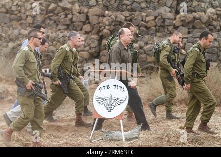 Bildnummer: 60789561  Datum: 03.12.2013  Copyright: imago/Xinhua     (131203) -- GOLAN HEIGHTS, Dec. 3, 2013 (Xinhua) -- Israeli Defense Minister Moshe Ya alon (C) inspects the Israeli Defense Forces (IDF) military base at the Golan Heights, on Dec. 3, 2013. Israeli Defense Minister Moshe Ya alon said Tuesday that Israel provides humanitarian assistance to Syrian citizens in villages near the border with the Jewish state, local media reported. (Xinhua/JINI) MIDEAST-GOLAN HEIGHTS-YA ALON-SYRIA PUBLICATIONxNOTxINxCHN People Politik Militär premiumd xsp x0x 2013 quer Stock Photo