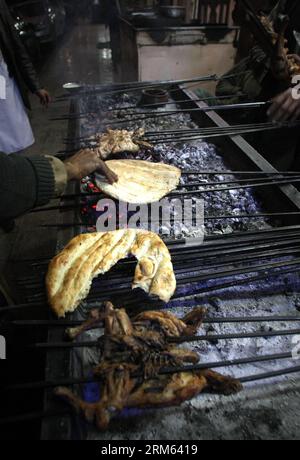 Bildnummer: 60791403  Datum: 04.12.2013  Copyright: imago/Xinhua     (131204) -- KABUL, Dec. 4, 2013 (Xinhua) -- A man prepares food for the customers at a restaurant in Kabul, Afghanistan, on Dec. 4, 2013. (Xinhua/Ahmad Massoud) AFGHANISTAN-KABUL-DAILY LIFE PUBLICATIONxNOTxINxCHN Gesellschaft x2x xkg 2013 hoch o0 Land Leute grillen Grill Fleisch Brot Stock Photo