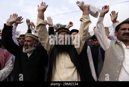 Bildnummer: 60805061  Datum: 07.12.2013  Copyright: imago/Xinhua     PESHAWAR, (Xinhua) -- Pakistani Sunni Muslims shout slogans against the killing of Shamsur Rehman Muawiya, chief of the Sunni party Ahl-e-Sunnat Wal Jammat (ASWJ) for Punjab province, in northwest Pakistan s Peshawar on Dec. 7, 2013. (Xinhua/Ahmad Sidique) PAKISTAN-PESHAWAR-UNREST-PROTEST PUBLICATIONxNOTxINxCHN Demo Protest xas x0x 2013 quer Stock Photo