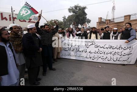 Bildnummer: 60805063  Datum: 07.12.2013  Copyright: imago/Xinhua     PESHAWAR, (Xinhua) -- Pakistani Sunni Muslims shout slogans against the killing of Shamsur Rehman Muawiya, chief of the Sunni party Ahl-e-Sunnat Wal Jammat (ASWJ) for Punjab province, in northwest Pakistan s Peshawar on Dec. 7, 2013. (Xinhua/Ahmad Sidique) PAKISTAN-PESHAWAR-UNREST-PROTEST PUBLICATIONxNOTxINxCHN Demo Protest xas x0x 2013 quer Stock Photo