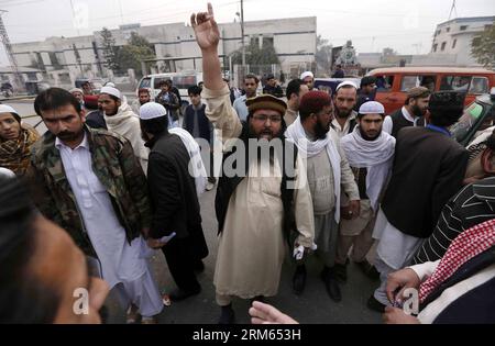 Bildnummer: 60805062  Datum: 07.12.2013  Copyright: imago/Xinhua     PESHAWAR, (Xinhua) -- Pakistani Sunni Muslims shout slogans against the killing of Shamsur Rehman Muawiya, chief of the Sunni party Ahl-e-Sunnat Wal Jammat (ASWJ) for Punjab province, in northwest Pakistan s Peshawar on Dec. 7, 2013. (Xinhua/Ahmad Sidique) PAKISTAN-PESHAWAR-UNREST-PROTEST PUBLICATIONxNOTxINxCHN Demo Protest xas x0x 2013 quer Stock Photo