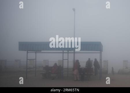 Bildnummer: 60812713  Datum: 10.12.2013  Copyright: imago/Xinhua     (131210) -- HARYANA, Dec. 10, 2013 (Xinhua) -- Local wait for trains on a foggy day in a village near the city of Jind, Haryana, India, Dec. 10, 2013. Heavy fog cloaked many places in north India s states of Haryana and Punjab, with visibility less then 200 meters in some areas, affecting public transportation and local people s life. (Xinhua/Zheng Huansong) INDIA-HARYANA-PUNJAB-FOG PUBLICATIONxNOTxINxCHN Gesellschaft x2x xkg 2013 quer  o0 Nebel Wetter Sicht Sichtverhältnisse, Verkehr Bahn Stock Photo