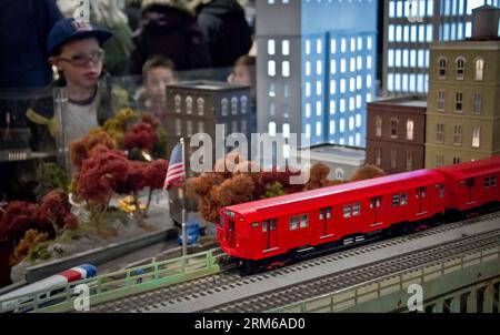 (131226) -- NEW YORK, Dec. 26, 2013 (Xinhua) -- Tourists look at model trains on display during the 12th Annual New York Transit Museum Holiday Train Show at Grand Central Terminal in New York, on Dec. 26, 2013. The exhibition runs from Nov. 16 to Feb. 23 next year. (Xinhua/Niu Xiaolei) US-NEW YORK-TRAIN SHOW PUBLICATIONxNOTxINxCHN   New York DEC 26 2013 XINHUA tourists Look AT Model Trains ON Display during The 12th Annual New York Transit Museum Holiday Train Show AT Grand Central Terminal in New York ON DEC 26 2013 The Exhibition runs from Nov 16 to Feb 23 Next Year XINHUA Niu Xiaolei U.S. Stock Photo