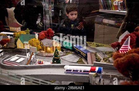 (131226) -- NEW YORK, Dec. 26, 2013 (Xinhua) -- Tourists look at model trains on display during the 12th Annual New York Transit Museum Holiday Train Show at Grand Central Terminal in New York, on Dec. 26, 2013. The exhibition runs from Nov. 16 to Feb. 23 next year. (Xinhua/Niu Xiaolei) US-NEW YORK-TRAIN SHOW PUBLICATIONxNOTxINxCHN   New York DEC 26 2013 XINHUA tourists Look AT Model Trains ON Display during The 12th Annual New York Transit Museum Holiday Train Show AT Grand Central Terminal in New York ON DEC 26 2013 The Exhibition runs from Nov 16 to Feb 23 Next Year XINHUA Niu Xiaolei U.S. Stock Photo