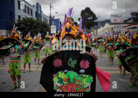 An artist participates in the Great Parade Magno in the city of Pasto, Colombia, on Jan. 6, 2014. Emblematic floats are presented in the Great Parade Magno ending the Carnival of Blacks and Whites, one of the main celebrations of Colombia.  (UNESCO) in 2009. (Xinhua/Jhon Paz) (liu) (sp) COLOMBIA-PASTO-CULTURE-CARNIVAL PUBLICATIONxNOTxINxCHN   to Artist participates in The Great Parade Magno in The City of Pasto Colombia ON Jan 6 2014 emblematic Floats are presented in The Great Parade Magno ending The Carnival of Blacks and Whites One of The Main celebrations of Colombia Unesco in 2009 XINHUA Stock Photo