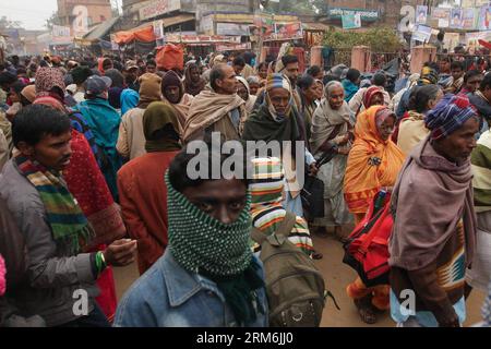 (140116) -- WEST BENGAL, (Xinhua) -- People swamp in the Joydev Kenduli Mela in the village of Kenduli, Joydev in West Bengal State of India, Jan. 15, 2014. The Joydev Kenduli Mela, a three-day grand fair to commemorate India s famous ancient poet Joyadeva who composed the Gita Govinda, was held on Wednesday. Tens of thousands of tourists were attracted to come not only to hear the Bauls who sing the hymns composed by Joyadeva, but also to enjoy the flavour of a typical Indian countryside market, such as snake charmers, street food and so on. (Xinhua/Zheng Huansong) INDIA-WEST BENGAL-JOYDEV KE Stock Photo