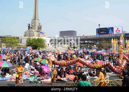 (140116) -- BANGKOK, Jan. 16, 2014 (Xinhua) -- People perform dragon dances during a rally at Victory Monument in Bangkok, Thailand, Jan. 16, 2014. As part of the Bangkok shutdown the protesters have surrounded a dozen of government premises in the heart of the capital and its northern suburbs, forcing government staff to quit and denying people s access to them. (Xinhua/Rachen Sageamsak) (srb) THAILAND-BANGKOK-RALLY PUBLICATIONxNOTxINxCHN   Bangkok Jan 16 2014 XINHUA Celebrities perform Dragon Dances during a Rally AT Victory Monument in Bangkok Thai country Jan 16 2014 As Part of The Bangkok Stock Photo