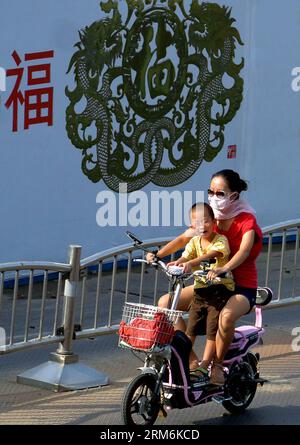 (140118) -- ZHENGZHOU, Jan. 18, 2014 (Xinhua) -- Photo taken on Aug. 18, 2013 shows people driving past a nonprofit advertisement with the Chinese character fu on it on the street of Zhengzhou, capital of central China s Henan Province. The Chinese Character fu , which means good luck , is common everywhere across China during the Spring Festival. It is popular for its propitious meaning, also can be interpreted as happiness , which the Chinese people believe will give them blessing in the coming new year. (Xinhua/Wang Song) (zwx) CHINA-SPRING FESTIVAL-CHINESE CHARACTER FU (CN) PUBLICATIONxNOT Stock Photo