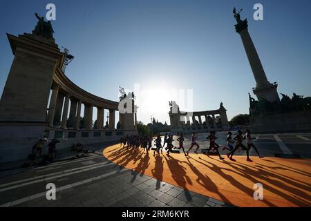 Budapest, Hungary. 27th Aug, 2023. Athletics: World Championship, Marathon, Men. Athletes run across the Heroes' Square. Credit: Marcus Brandt/dpa/Alamy Live News Stock Photo