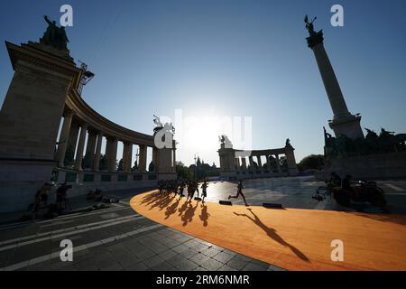 Budapest, Hungary. 27th Aug, 2023. Athletics: World Championship, Marathon, Men. Athletes run across the Heroes' Square. Credit: Marcus Brandt/dpa/Alamy Live News Stock Photo