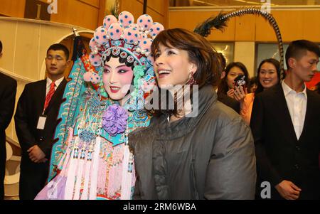 (140131) -- BEIJING , Jan. 30, 2014 (Xinhua) -- French actress Sophie Marceau (R front) arrives at the venue for the China Central Television (CCTV) s 2014 Spring Festival Gala in Beijing, China, Jan. 30, 2014. (Xinhua/Li Guangyin) (hdt) CHINA-BEIJING-CCTV-SPRING FESTIVAL GALA-SOPHIE MARCEAU (CN) PUBLICATIONxNOTxINxCHN   Beijing Jan 30 2014 XINHUA French actress Sophie Marceau r Front arrives AT The Venue for The China Central Television CCTV S 2014 Spring Festival Gala in Beijing China Jan 30 2014 XINHUA left  HDT China Beijing CCTV Spring Festival Gala Sophie Marceau CN PUBLICATIONxNOTxINxCH Stock Photo