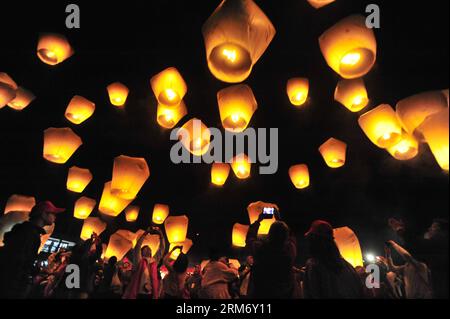XINBEI - People release sky lanterns in Xinbei City, southeast China s Taiwan, Feb. 3, 2014. People released 600 sky lanterns at the Pingsi International Sky Lantern Festival to celebrate the Chinese lunar New Year on Monday. (Xinhua/Wu Ching-teng) (zgp) CHINA-XINBEI-SKY LANTERN FESTIVAL (CN) PUBLICATIONxNOTxINxCHN   Xinbei Celebrities Release Sky Lanterns in Xinbei City South East China S TAIWAN Feb 3 2014 Celebrities released 600 Sky Lanterns AT The  International Sky Lantern Festival to Celebrate The Chinese Lunar New Year ON Monday XINHUA Wu Ching Teng zgp China Xinbei Sky Lantern Festival Stock Photo
