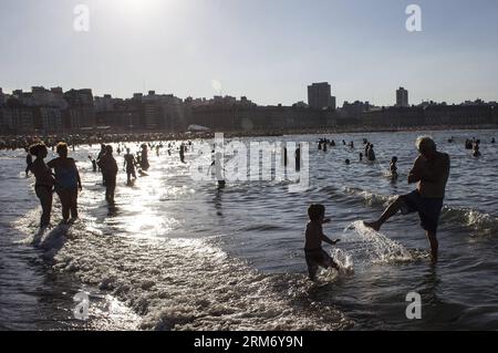(140204) -- MAR DEL PLATA, 2014 (Xinhua) -- Image taken on Jan. 30, 2014 shows tourists recreating in the beach of Mar del Plata, 404 km from Buenos Aires, capital of Argentina. Mar del Plata is the most important seaside resort of the country. (Xinhua/Martin Zabala) ARGENTINA-MAR DEL PLATA-TOURISM-FEATURE PUBLICATIONxNOTxINxCHN   Mar Del Plata 2014 XINHUA Image Taken ON Jan 30 2014 Shows tourists recreating in The Beach of Mar Del Plata 404 km from Buenos Aires Capital of Argentina Mar Del Plata IS The Most IMPORTANT Seaside Resort of The Country XINHUA Martin Zabala Argentina Mar Del Plata T Stock Photo
