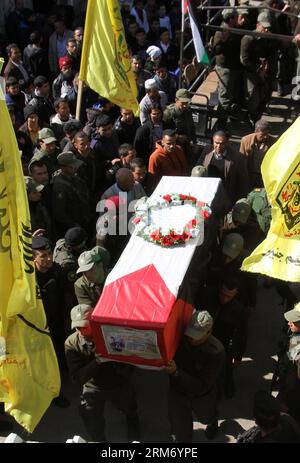 (140205) -- JENIN, Feb. 5, 2014 (Xinhua) -- Palestinians carry the coffin of Jalal Hawamdeh during his funeral after his remains were returned by Israeli military forces in West Bank city of Jenin on Feb. 5, 2014. Hawamdeh blew himself up in an attack against Israelis 12 years ago in Umm al-Fahm. Israel started returning bodies of 36 Palestinian militants buried in its foreign enemy s graveyards. (Xinhua/Nidal Eshtayeh) MIDEAST-JENIN-FUNERAL-MARTYRS-RETURN PUBLICATIONxNOTxINxCHN   Jenin Feb 5 2014 XINHUA PALESTINIANS Carry The Coffin of Jalal  during His Funeral After His Remains Were Returned Stock Photo