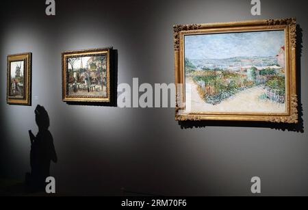 (140207) -- FRANKFURT, Feb. 7, 2014 (Xinhua) -- A visitor appreciates artworks at the exhibition ESPRIT MONTMARTRE. Bohemian Life in Paris around 1900 at Schirn Kunsthalle in Frankfurt, Germany, Feb. 6, 2014. The exhibition opening on Thursday presents over 200 artworks created during the late 19th century and early 20th century by renowned artists like Vincent van Gogh, Pablo Picasso and Edgar Degas. These artworks were all related to the district of Montmartre, the principal artistic center of Paris at the end of the 19th century. (Xinhua/Luo Huanhuan) GERMANY-FRANKFURT-ESPRIT MONTMARTRE-EXH Stock Photo